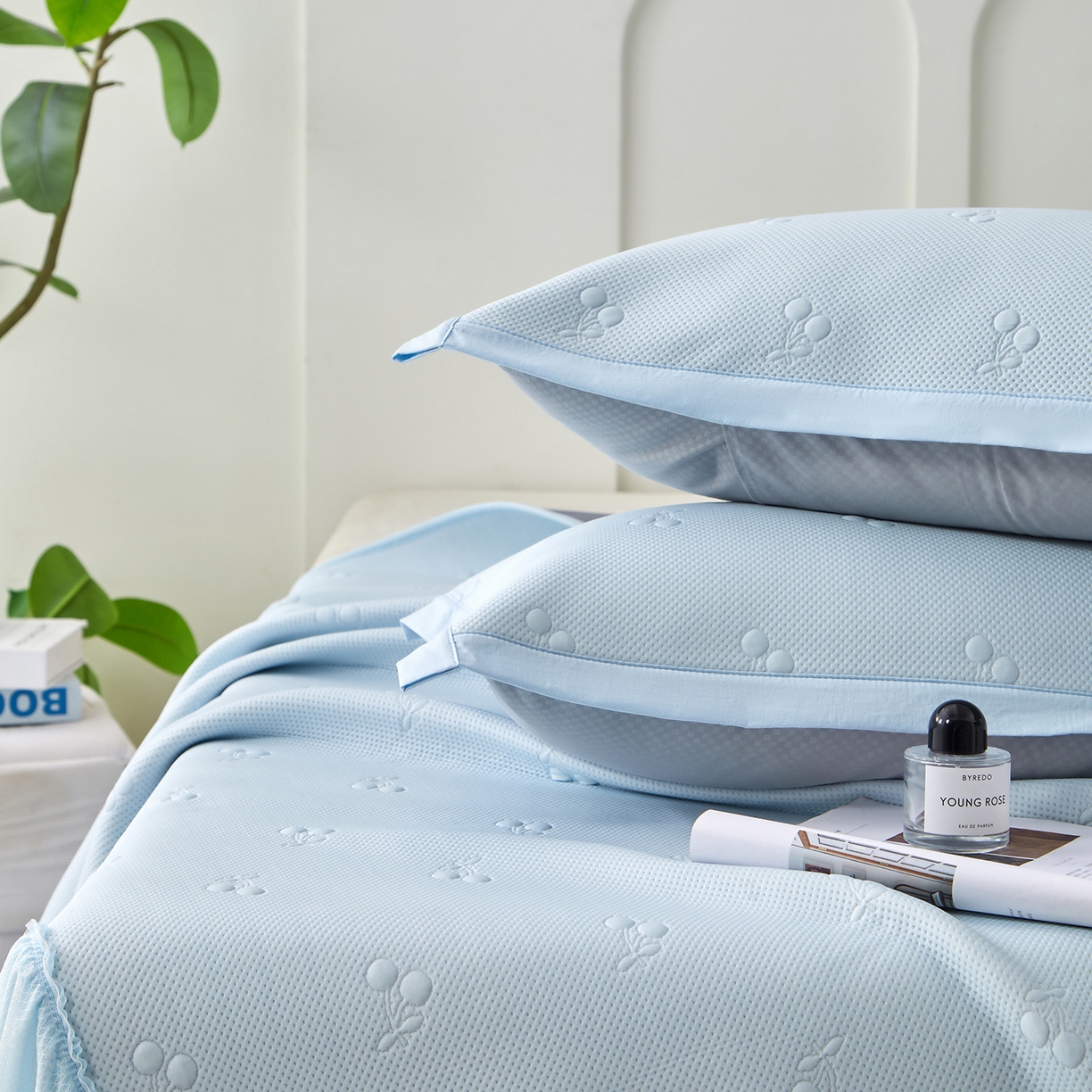 91家纺网 家纺一手货源 找家纺 航途席业 2026新款A类凉感豆豆床裙款凉席三件套-系列七 冰蓝小樱桃