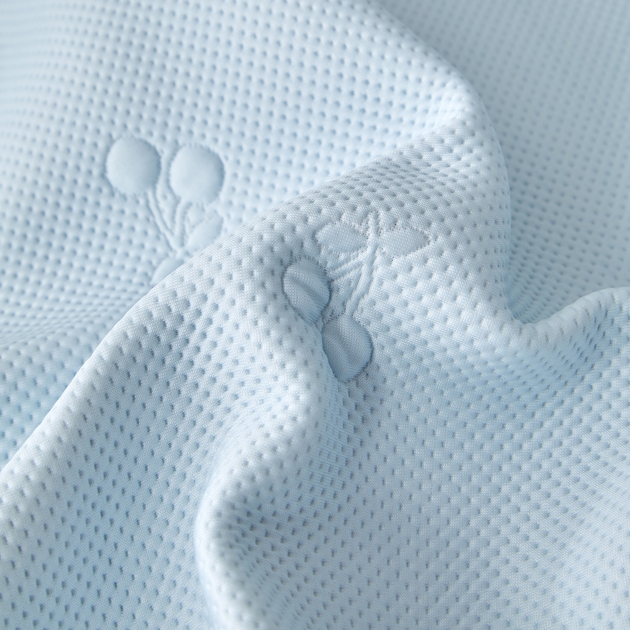 91家纺网 家纺一手货源 找家纺 航途席业 2026新款A类凉感豆豆床裙款凉席三件套-系列七 冰蓝小樱桃