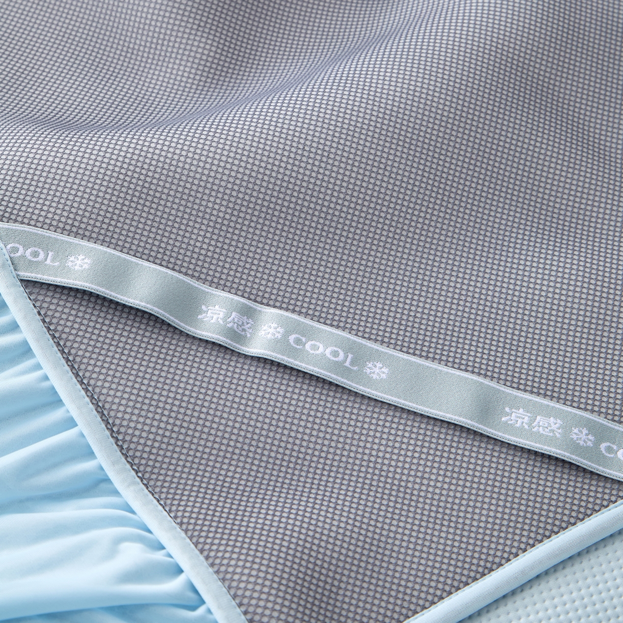 91家纺网 家纺一手货源 找家纺 航途席业 2026新款A类凉感豆豆床裙款凉席三件套-系列七 冰蓝小樱桃