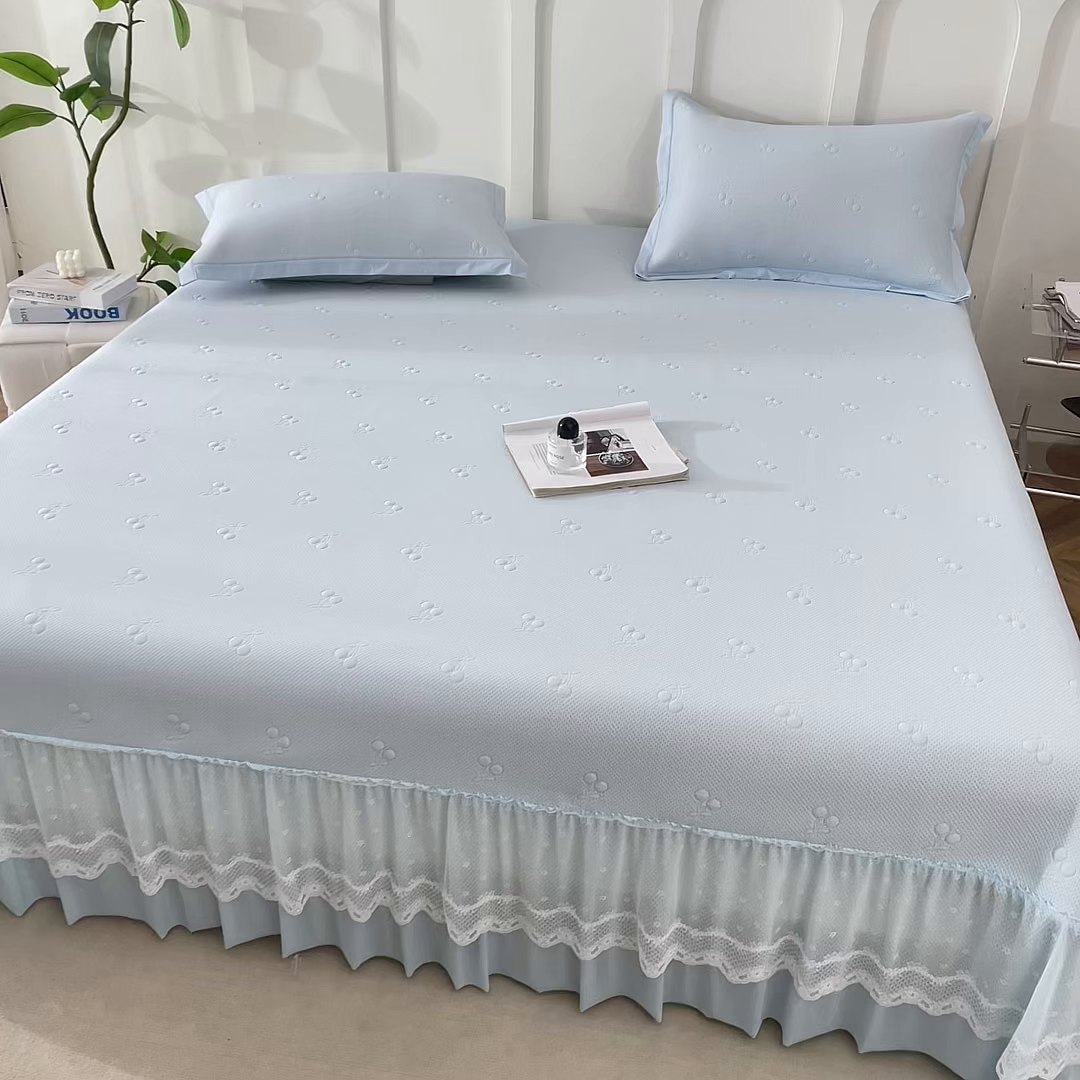 91家纺网 家纺一手货源 找家纺 航途席业 2026新款A类凉感豆豆床裙款凉席三件套-系列七 冰蓝小樱桃