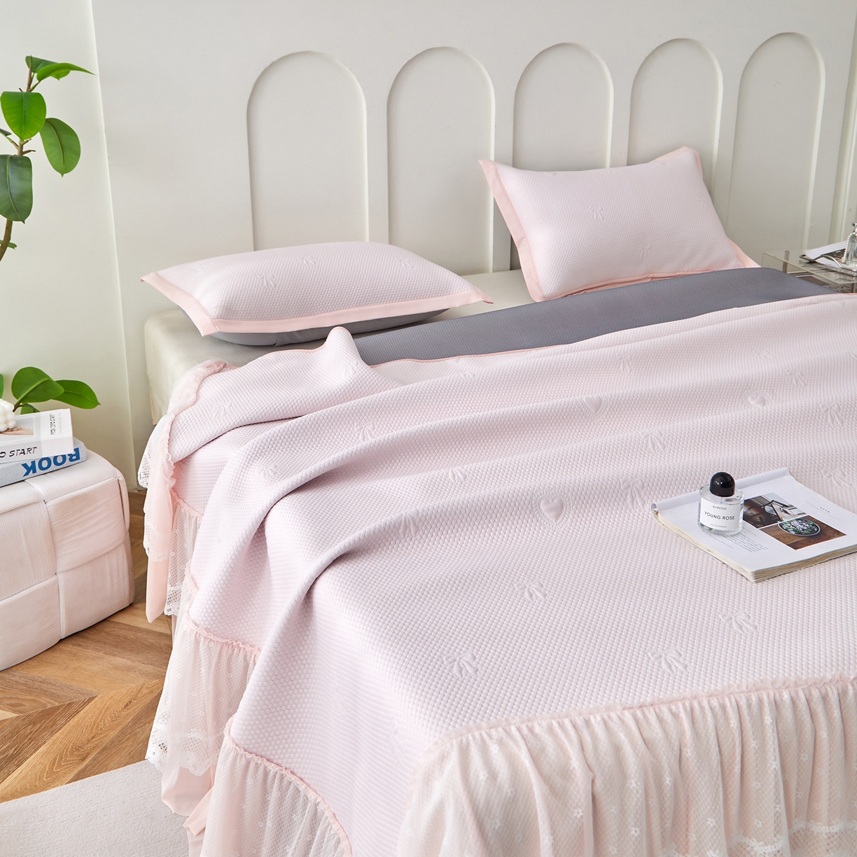 91家纺网 家纺一手货源 找家纺 航途席业 2026新款A类凉感豆豆床裙款凉席三件套-系列七 浅粉爱心蝴蝶结