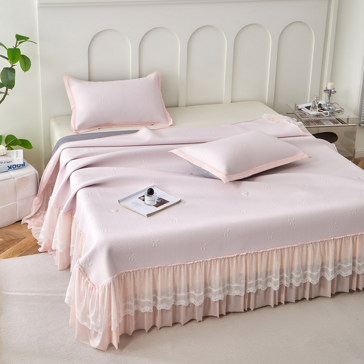 91家纺网 家纺一手货源 找家纺 航途席业 2026新款A类凉感豆豆床裙款凉席三件套-系列七 浅粉爱心蝴蝶结