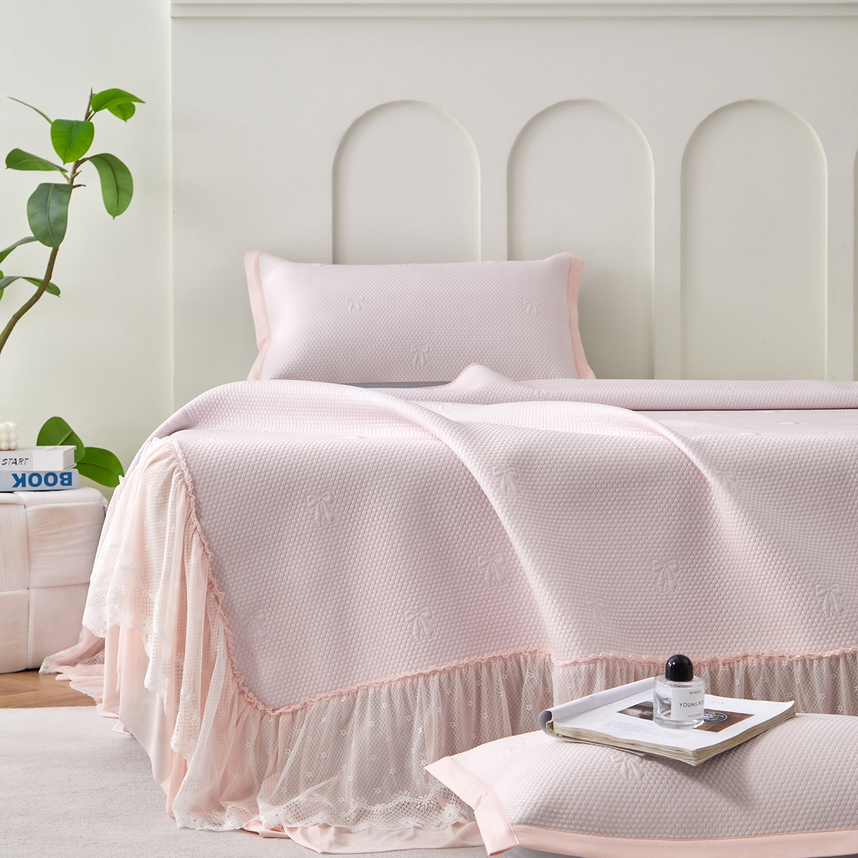 91家纺网 家纺一手货源 找家纺 航途席业 2026新款A类凉感豆豆床裙款凉席三件套-系列七 浅粉爱心蝴蝶结