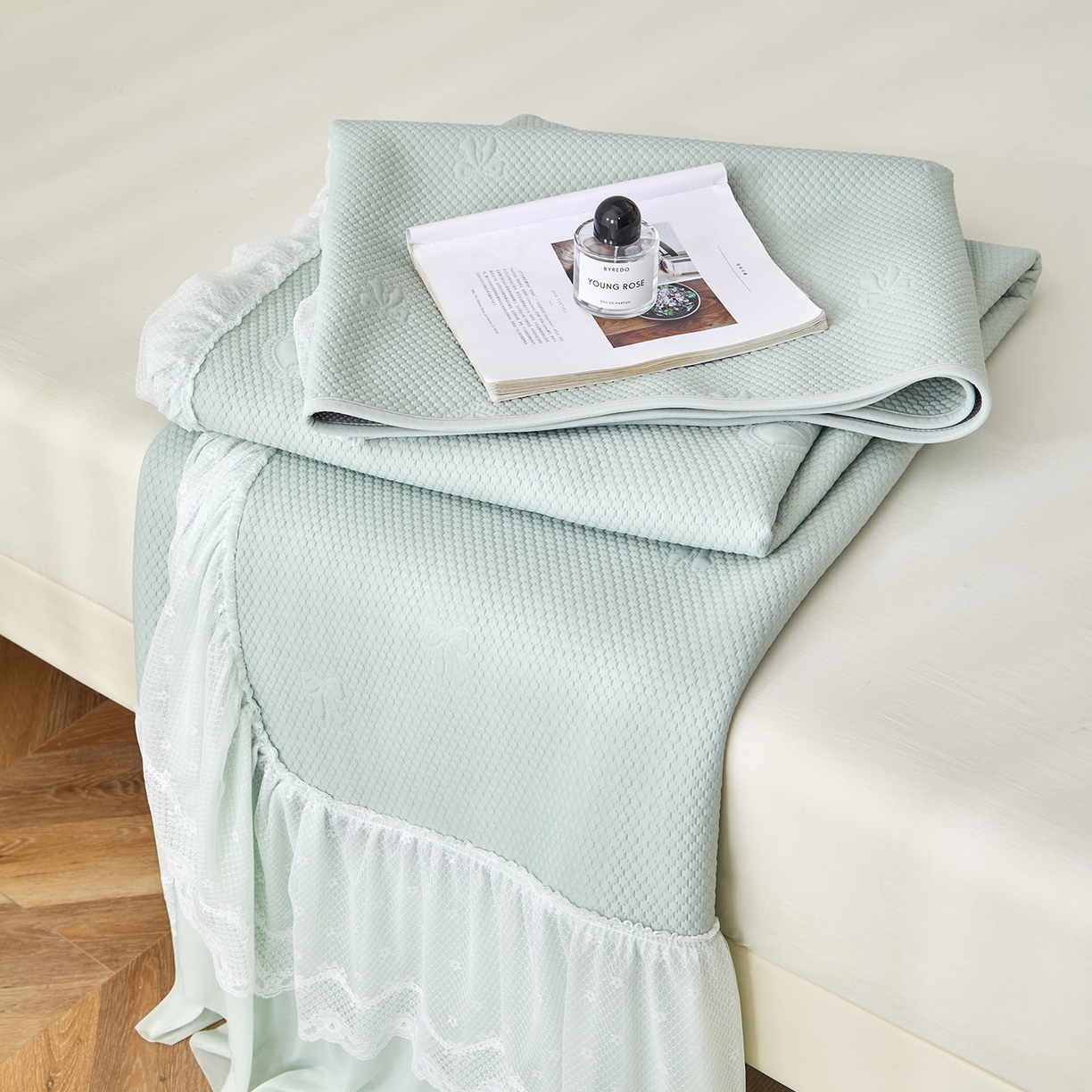 91家纺网 家纺一手货源 找家纺 航途席业 2026新款A类凉感豆豆床裙款凉席三件套-系列七 青柠爱心蝴蝶结