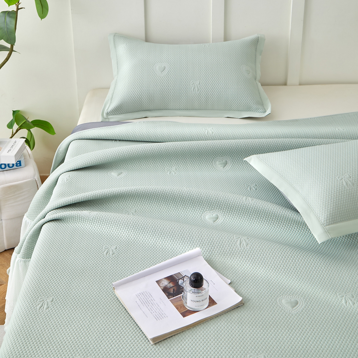 91家纺网 家纺一手货源 找家纺 航途席业 2026新款A类凉感豆豆床裙款凉席三件套-系列七 青柠爱心蝴蝶结