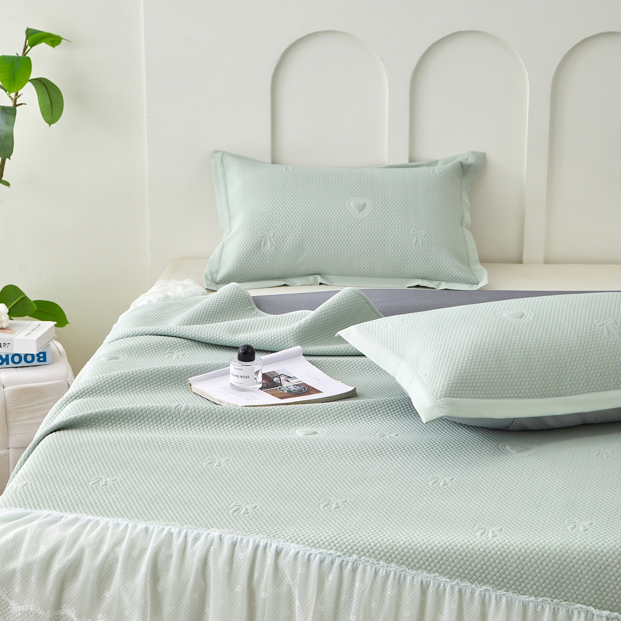 91家纺网 家纺一手货源 找家纺 航途席业 2026新款A类凉感豆豆床裙款凉席三件套-系列七 青柠爱心蝴蝶结