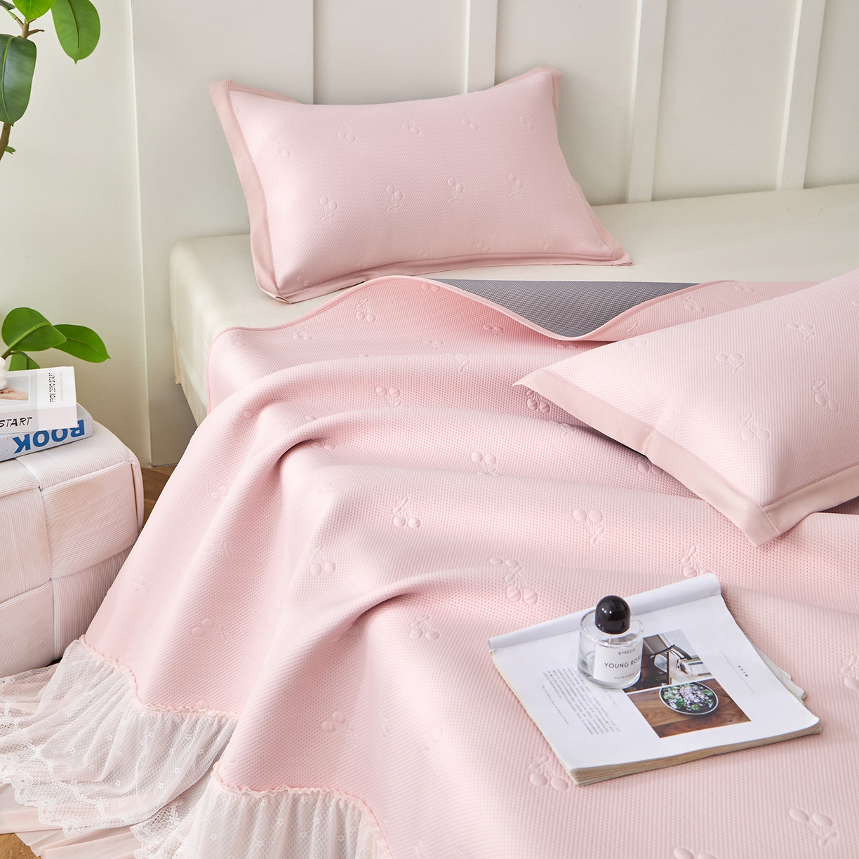 91家纺网 家纺一手货源 找家纺 航途席业 2026新款A类凉感豆豆床裙款凉席三件套-系列七 胭粉小樱桃