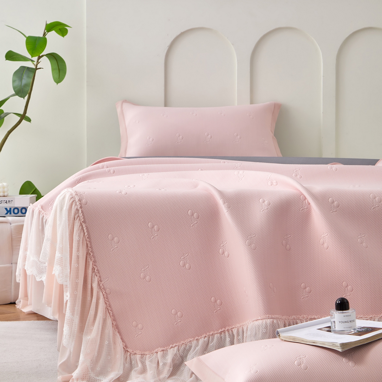 91家纺网 家纺一手货源 找家纺 航途席业 2026新款A类凉感豆豆床裙款凉席三件套-系列七 胭粉小樱桃