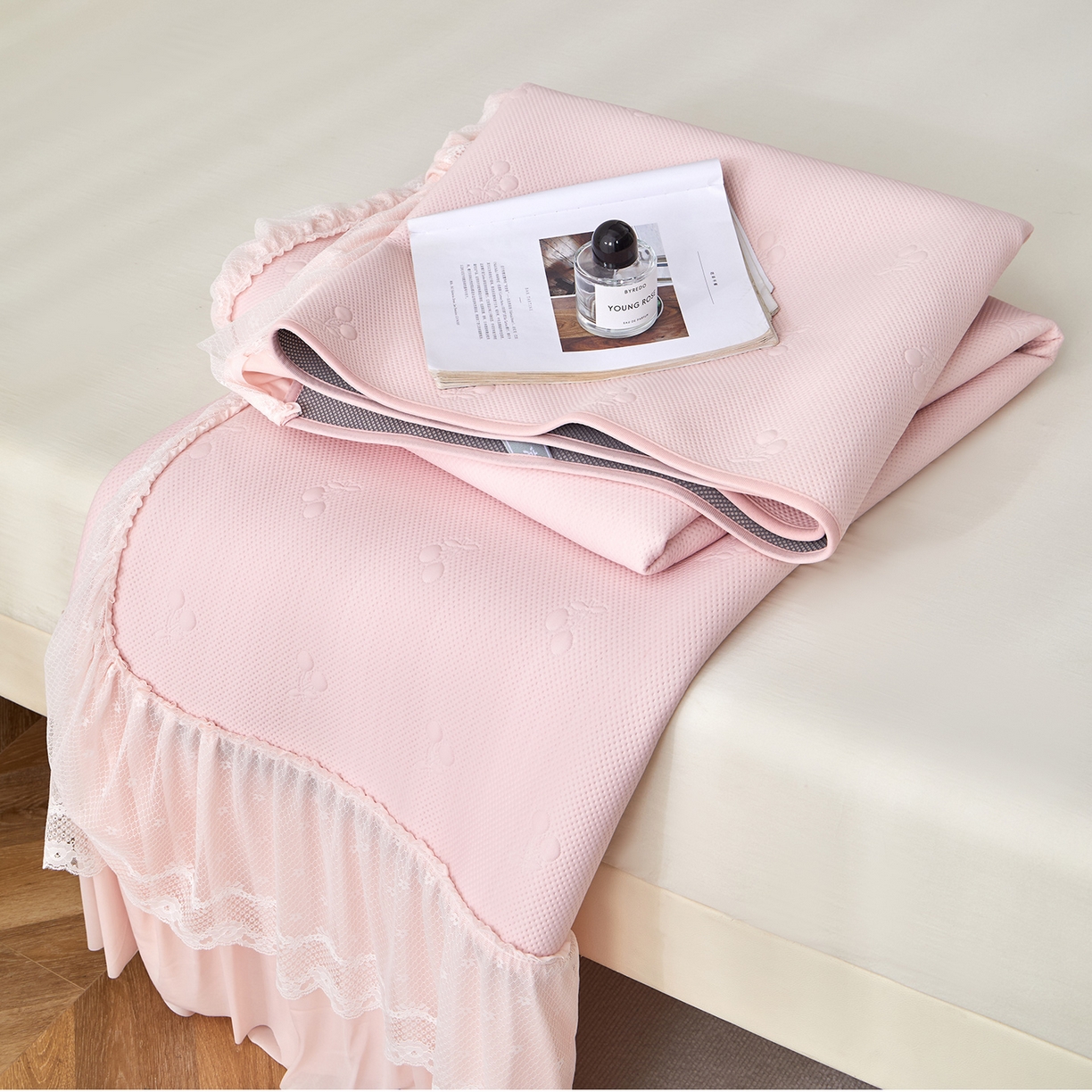 91家纺网 家纺一手货源 找家纺 航途席业 2026新款A类凉感豆豆床裙款凉席三件套-系列七 胭粉小樱桃