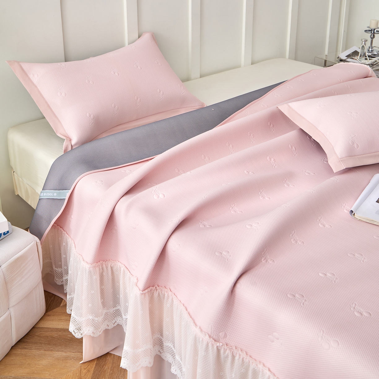 91家纺网 家纺一手货源 找家纺 航途席业 2026新款A类凉感豆豆床裙款凉席三件套-系列七 胭粉小樱桃