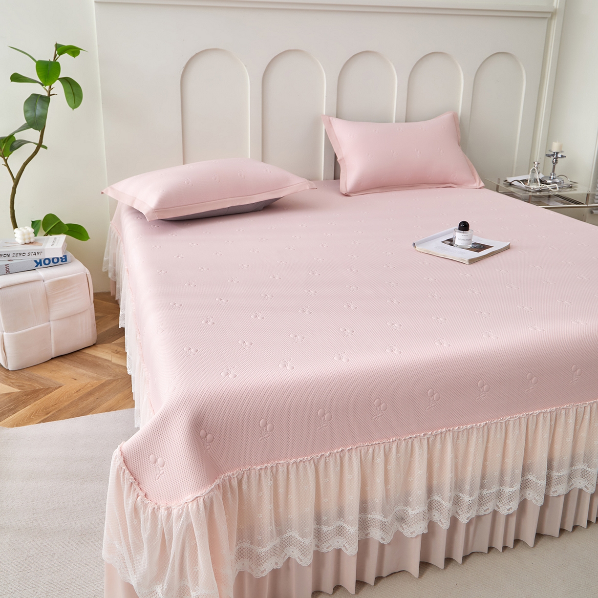 91家纺网 家纺一手货源 找家纺 航途席业 2026新款A类凉感豆豆床裙款凉席三件套-系列七 胭粉小樱桃