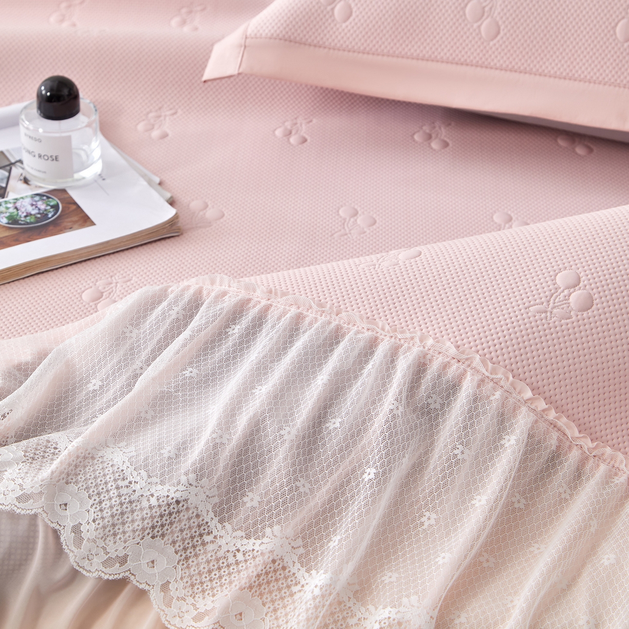 91家纺网 家纺一手货源 找家纺 航途席业 2026新款A类凉感豆豆床裙款凉席三件套-系列七 胭粉小樱桃