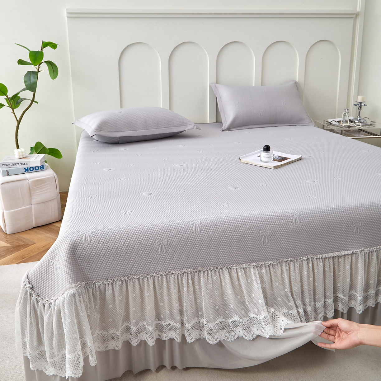 航途席业 2026新款A类凉感豆豆床裙款凉席三件套-系列七 月灰爱心蝴蝶结