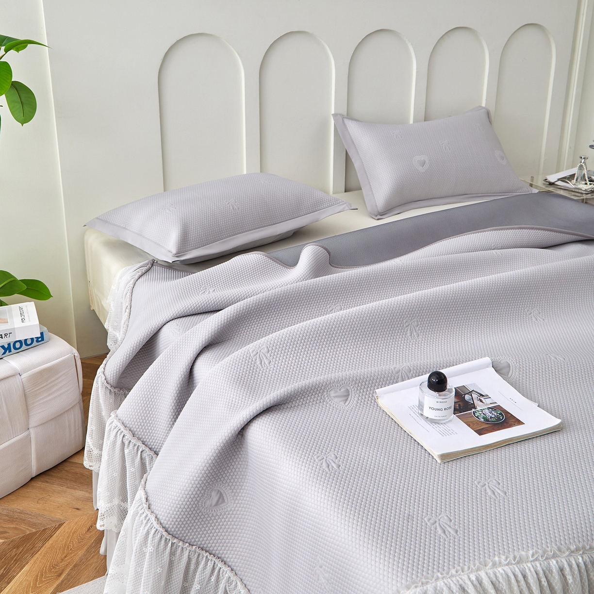 91家纺网 家纺一手货源 找家纺 航途席业 2026新款A类凉感豆豆床裙款凉席三件套-系列七 月灰爱心蝴蝶结