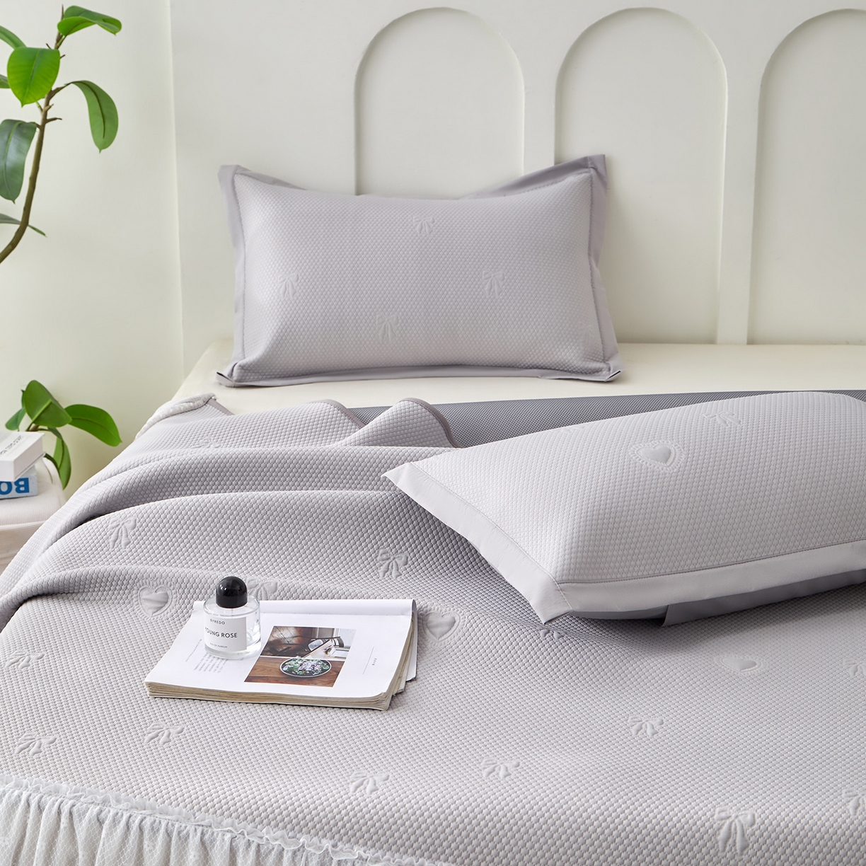 91家纺网 家纺一手货源 找家纺 航途席业 2026新款A类凉感豆豆床裙款凉席三件套-系列七 月灰爱心蝴蝶结