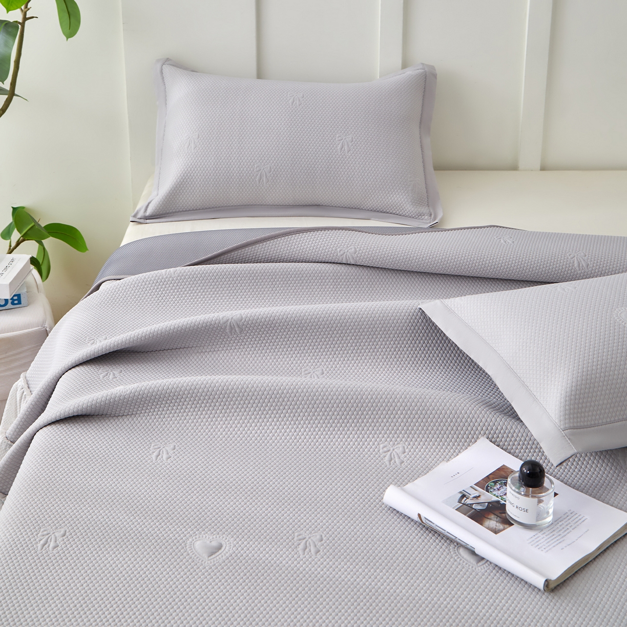 91家纺网 家纺一手货源 找家纺 航途席业 2026新款A类凉感豆豆床裙款凉席三件套-系列七 月灰爱心蝴蝶结