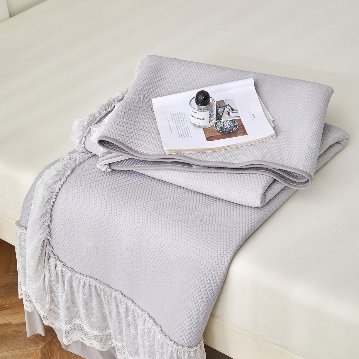 91家纺网 家纺一手货源 找家纺 航途席业 2026新款A类凉感豆豆床裙款凉席三件套-系列七 月灰爱心蝴蝶结