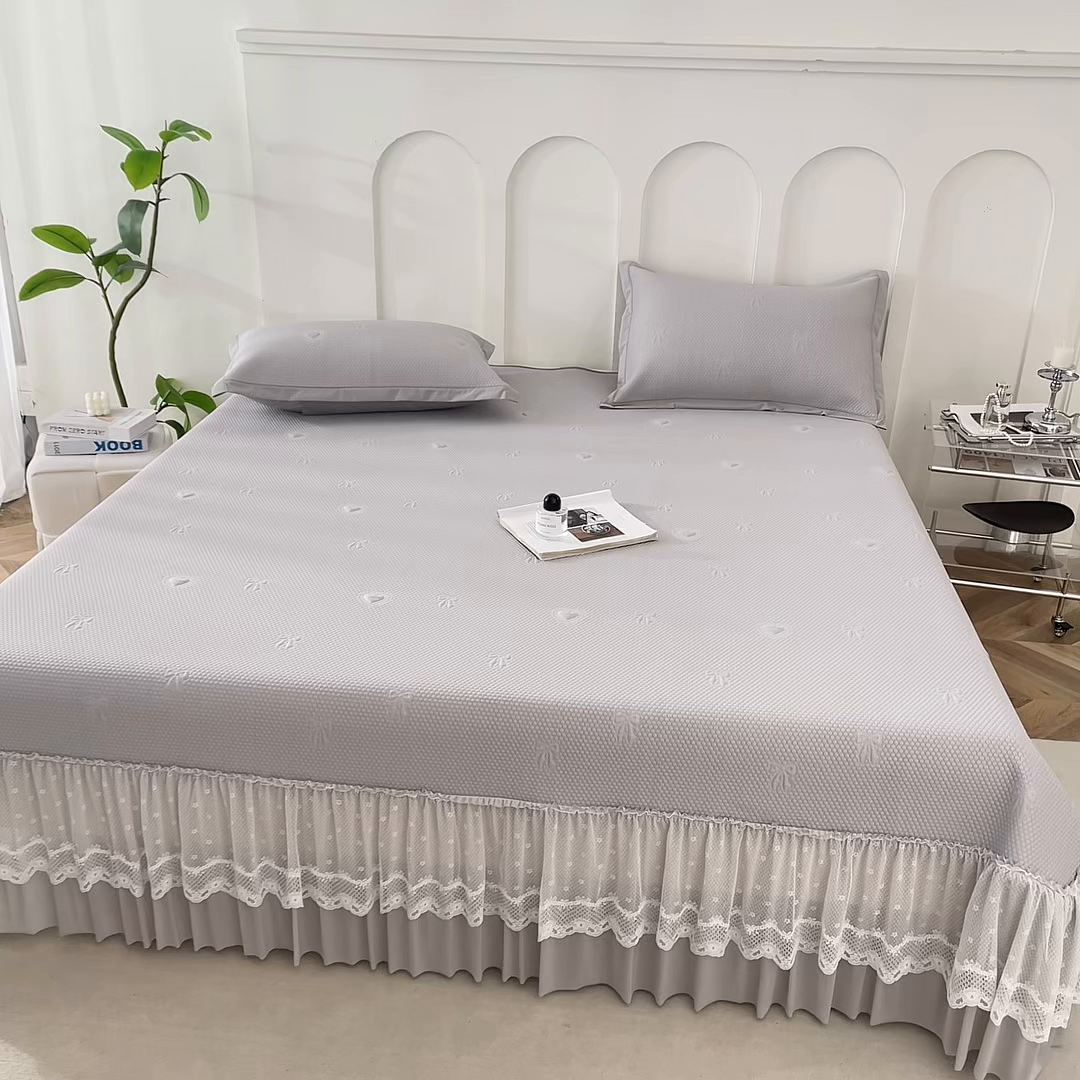 91家纺网 家纺一手货源 找家纺 航途席业 2026新款A类凉感豆豆床裙款凉席三件套-系列七 月灰爱心蝴蝶结