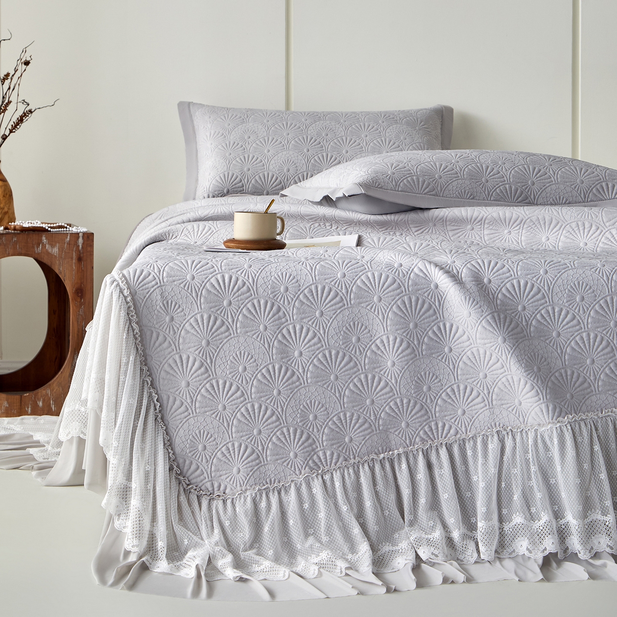 91家纺网 家纺一手货源 找家纺 航途席业 2026新款A类凉感豆豆床裙款凉席三件套-系列七 灰澜日影