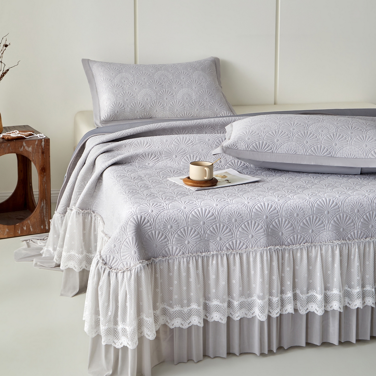 91家纺网 家纺一手货源 找家纺 航途席业 2026新款A类凉感豆豆床裙款凉席三件套-系列七 灰澜日影