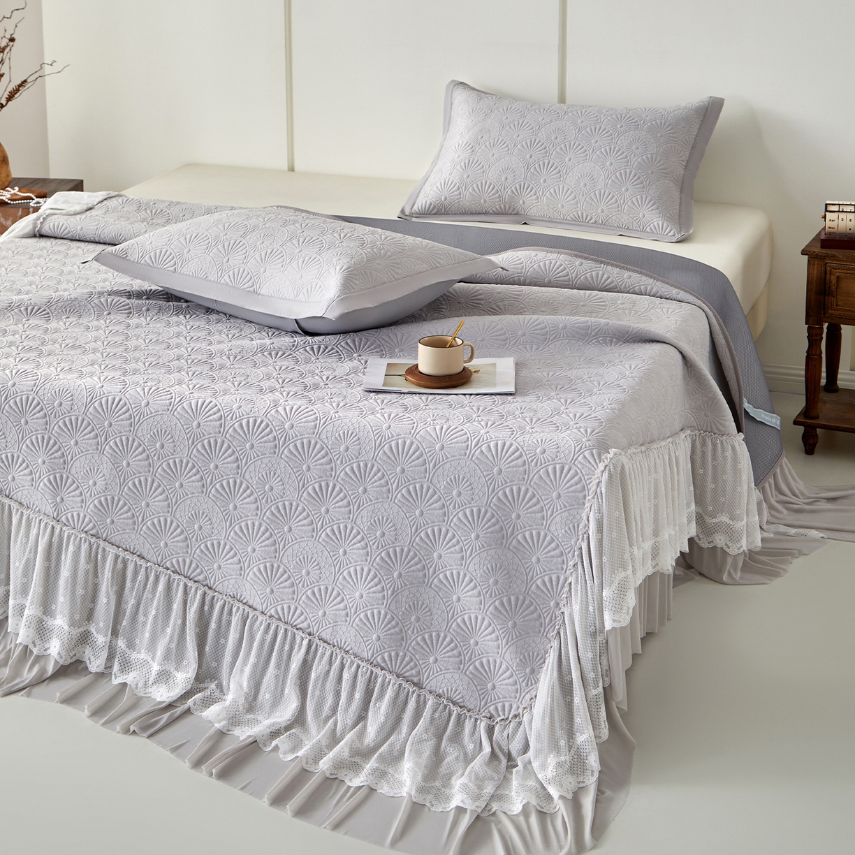 91家纺网 家纺一手货源 找家纺 航途席业 2026新款A类凉感豆豆床裙款凉席三件套-系列七 灰澜日影