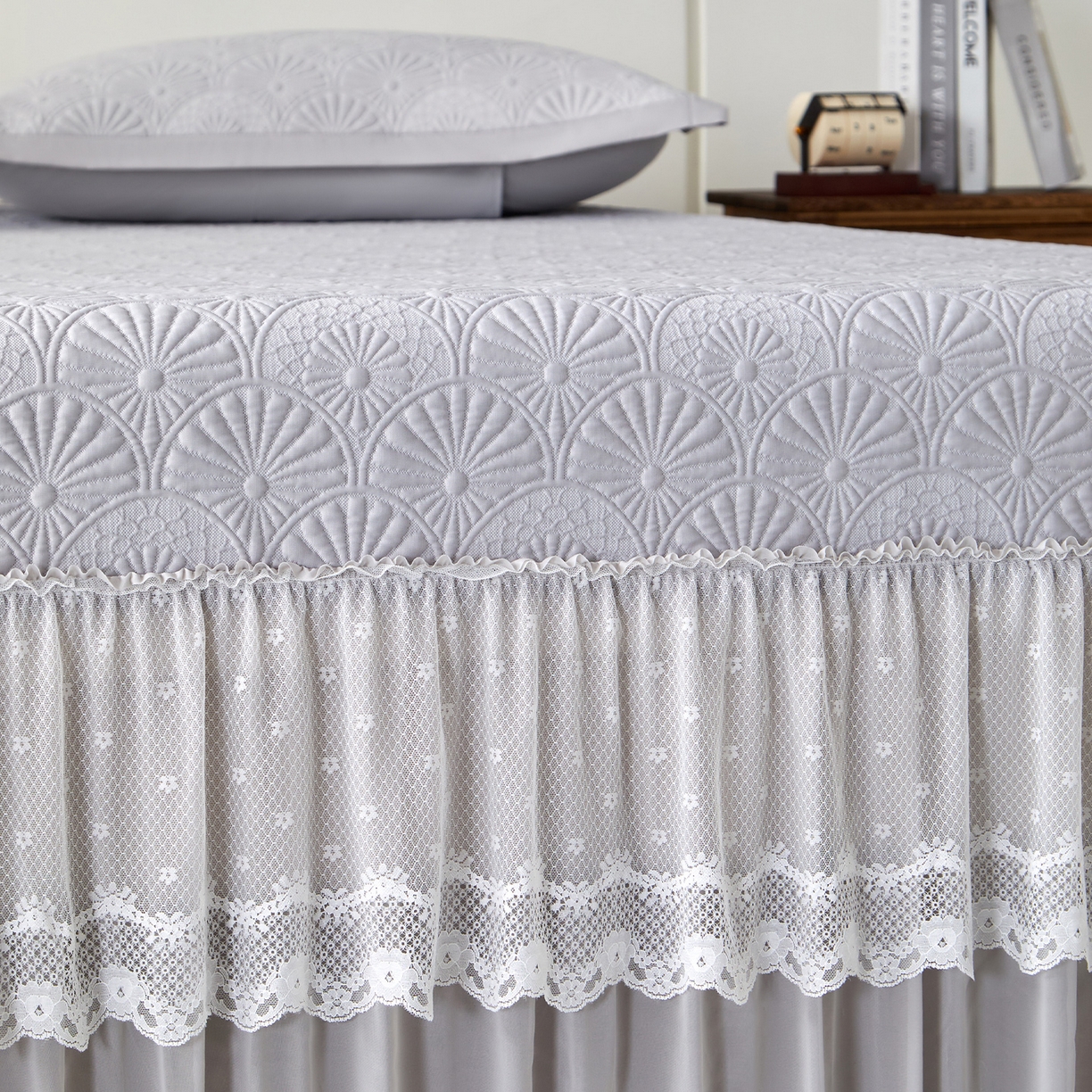 91家纺网 家纺一手货源 找家纺 航途席业 2026新款A类凉感豆豆床裙款凉席三件套-系列七 灰澜日影