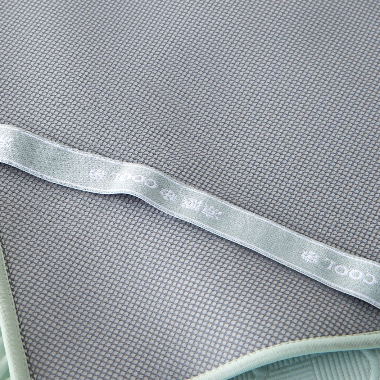 91家纺网 家纺一手货源 找家纺 航途席业 2026新款A类凉感豆豆床裙款凉席三件套-系列七 青澜四叶