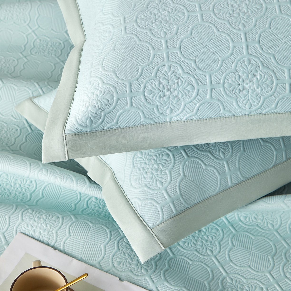 91家纺网 家纺一手货源 找家纺 航途席业 2026新款A类凉感豆豆床裙款凉席三件套-系列七 青澜四叶