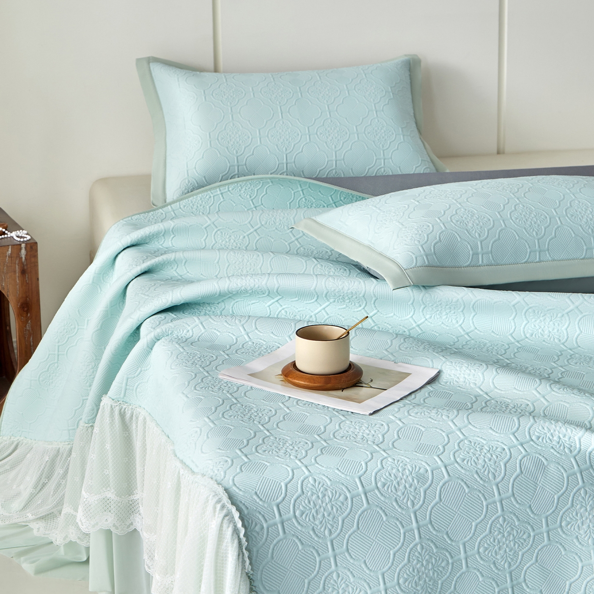 91家纺网 家纺一手货源 找家纺 航途席业 2026新款A类凉感豆豆床裙款凉席三件套-系列七 青澜四叶