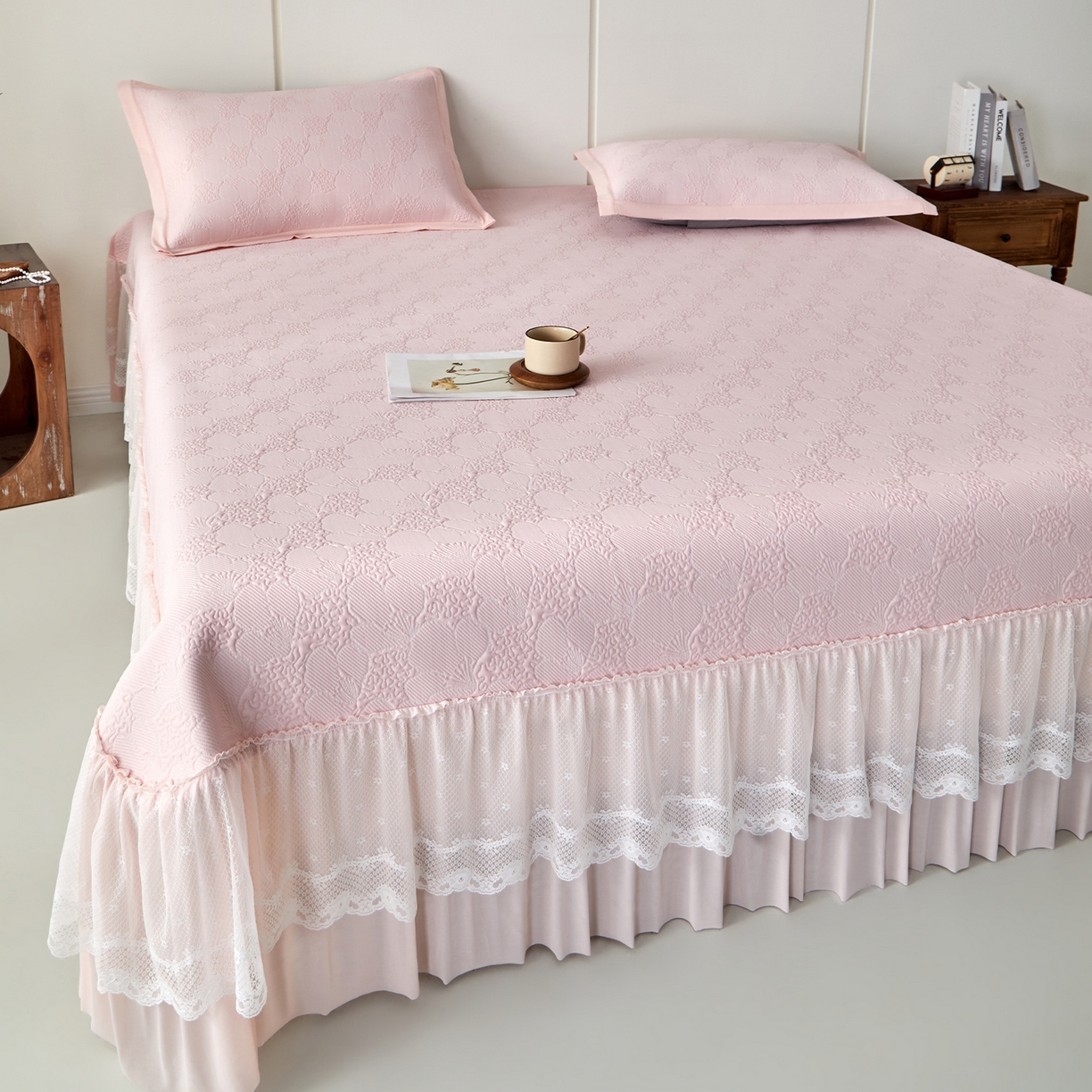 91家纺网 家纺一手货源 找家纺 航途席业 2026新款A类凉感豆豆床裙款凉席三件套-系列七 柔粉花韵