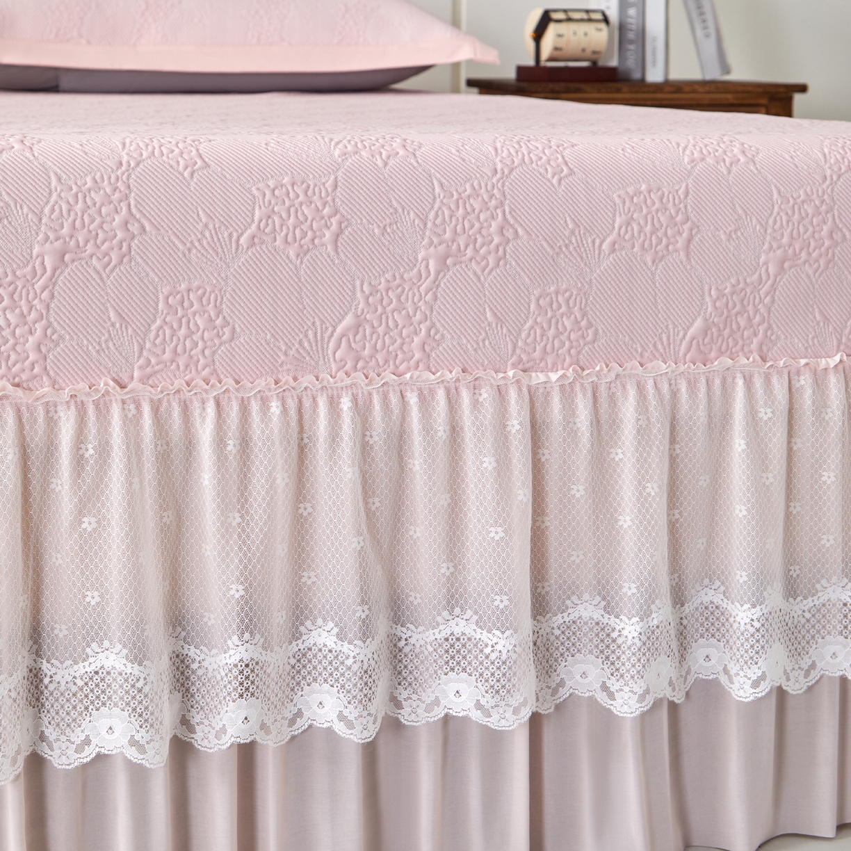 91家纺网 家纺一手货源 找家纺 航途席业 2026新款A类凉感豆豆床裙款凉席三件套-系列七 柔粉花韵