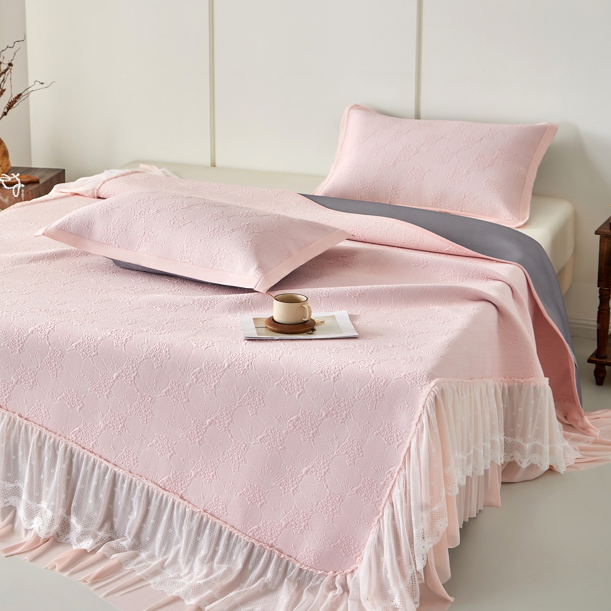 91家纺网 家纺一手货源 找家纺 航途席业 2026新款A类凉感豆豆床裙款凉席三件套-系列七 柔粉花韵