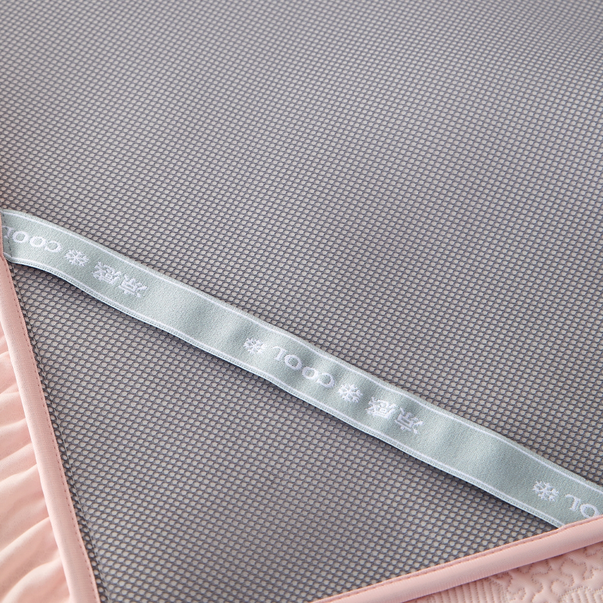 91家纺网 家纺一手货源 找家纺 航途席业 2026新款A类凉感豆豆床裙款凉席三件套-系列七 柔粉花韵