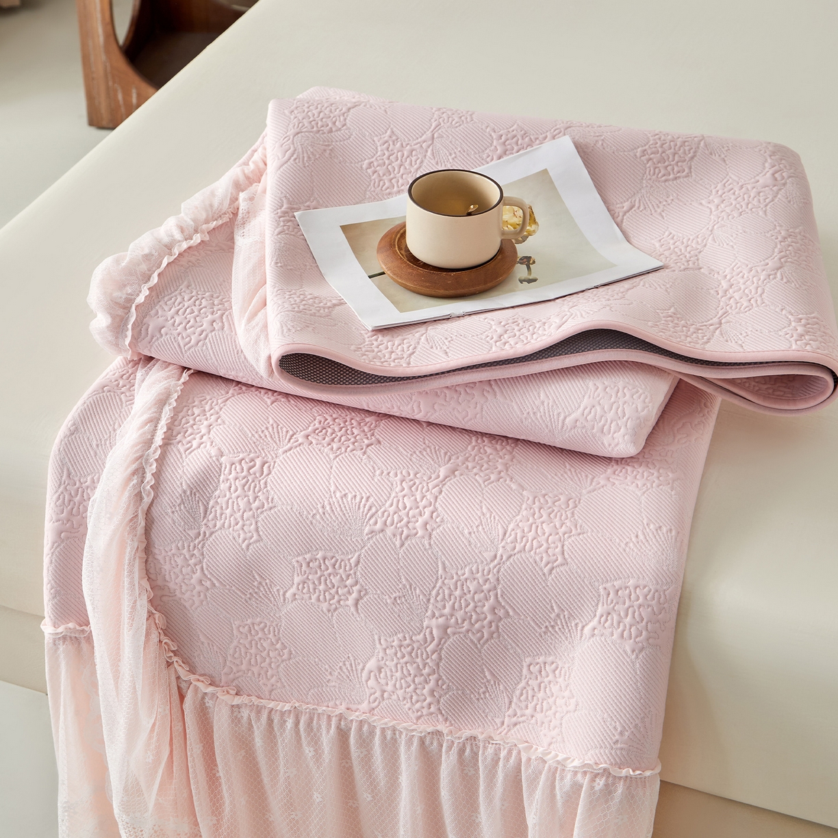 91家纺网 家纺一手货源 找家纺 航途席业 2026新款A类凉感豆豆床裙款凉席三件套-系列七 柔粉花韵