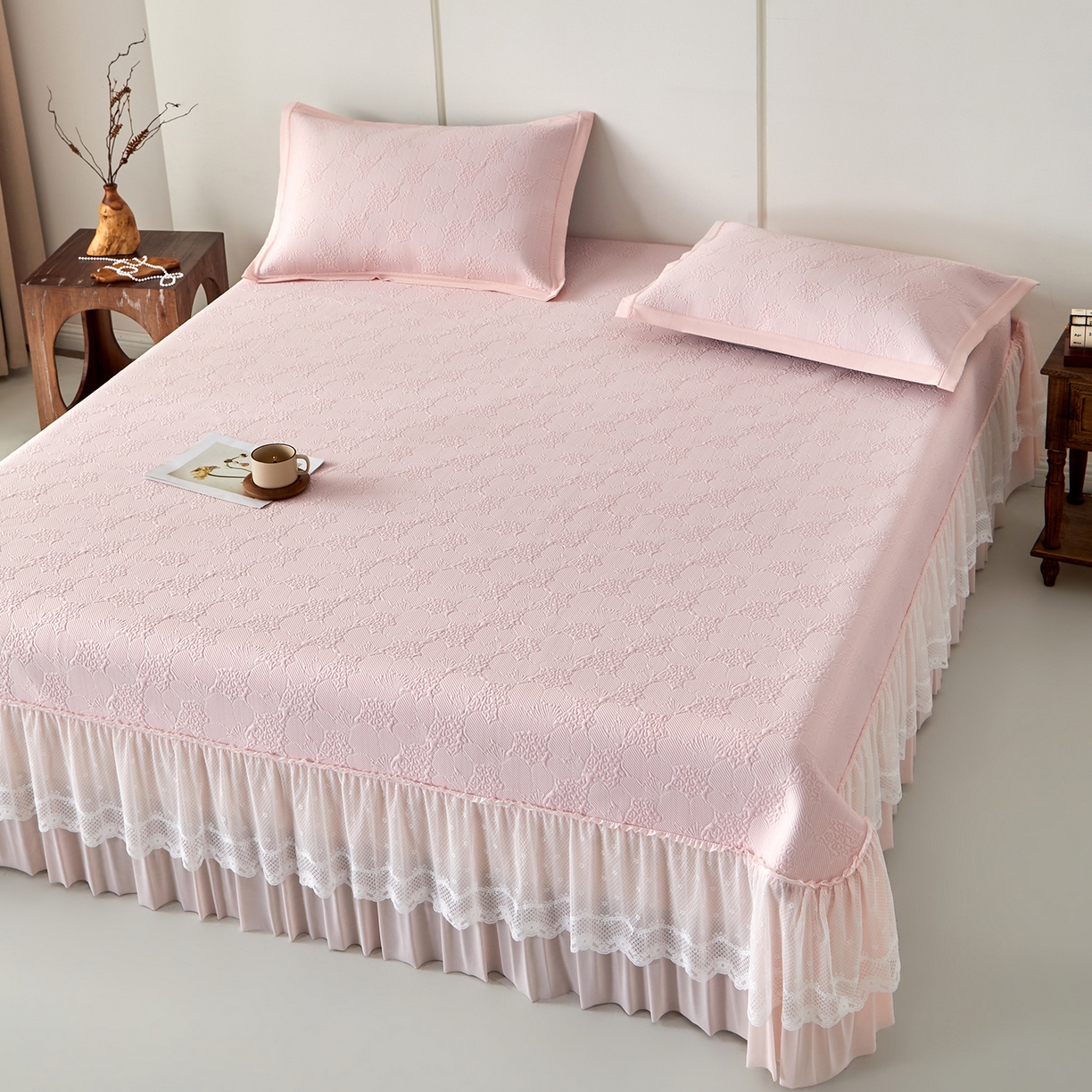 91家纺网 家纺一手货源 找家纺 航途席业 2026新款A类凉感豆豆床裙款凉席三件套-系列七 柔粉花韵