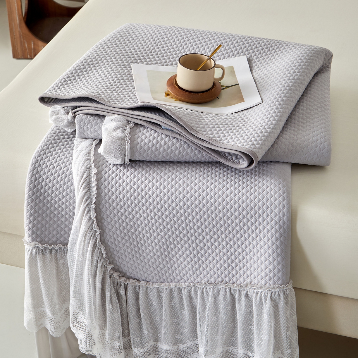 91家纺网 家纺一手货源 找家纺 航途席业 2026新款A类凉感豆豆床裙款凉席三件套-系列七 烟灰网影