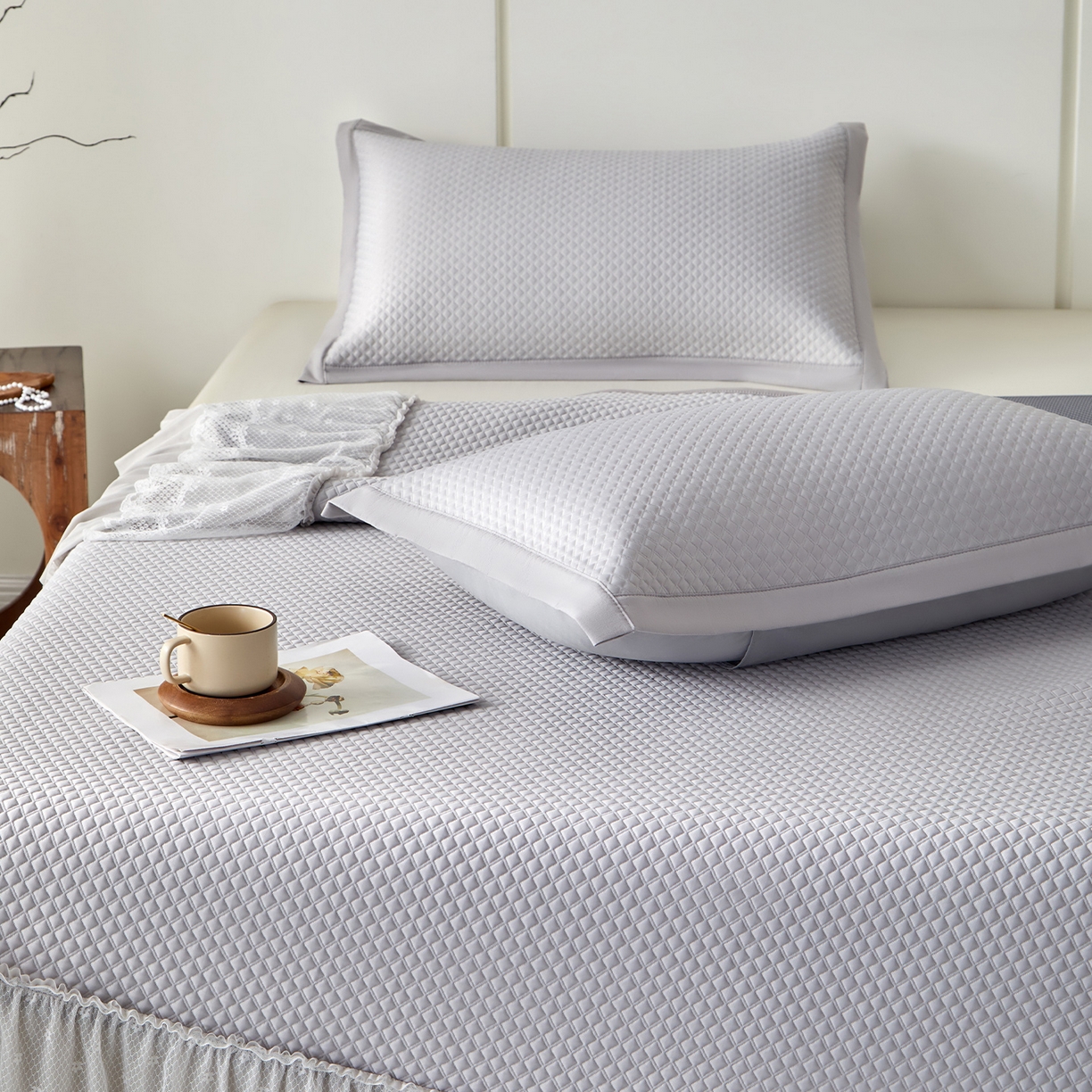 91家纺网 家纺一手货源 找家纺 航途席业 2026新款A类凉感豆豆床裙款凉席三件套-系列七 烟灰网影