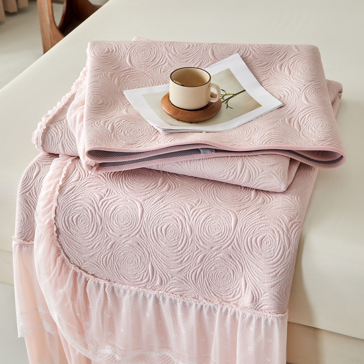 91家纺网 家纺一手货源 找家纺 航途席业 2026新款A类凉感豆豆床裙款凉席三件套-系列七 樱粉玫瑰