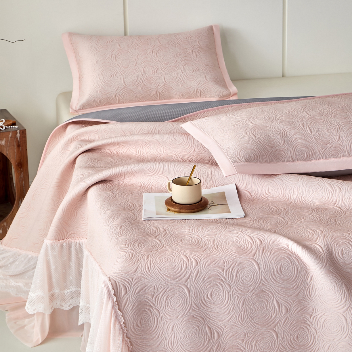 91家纺网 家纺一手货源 找家纺 航途席业 2026新款A类凉感豆豆床裙款凉席三件套-系列七 樱粉玫瑰