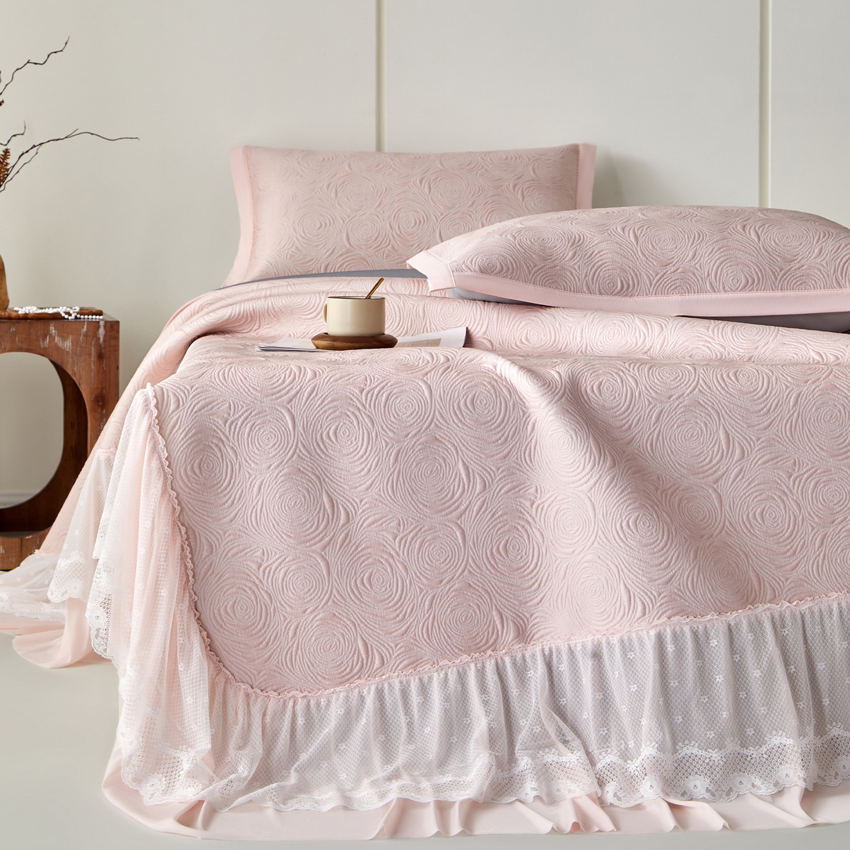 91家纺网 家纺一手货源 找家纺 航途席业 2026新款A类凉感豆豆床裙款凉席三件套-系列七 樱粉玫瑰