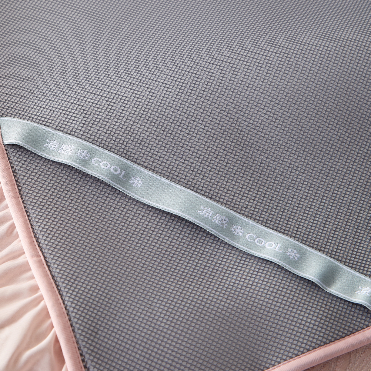 91家纺网 家纺一手货源 找家纺 航途席业 2026新款A类凉感豆豆床裙款凉席三件套-系列七 樱粉玫瑰