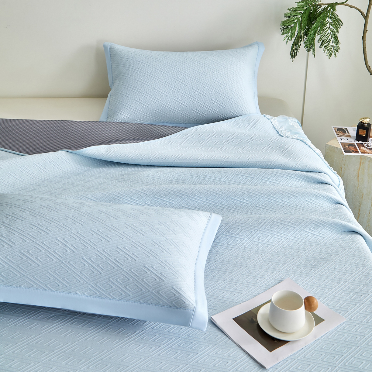 91家纺网 家纺一手货源 找家纺 航途席业 2026新款A类凉感豆豆床裙款凉席三件套-系列六 冰蓝回韵