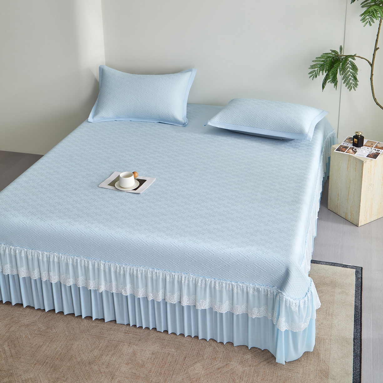 91家纺网 家纺一手货源 找家纺 航途席业 2026新款A类凉感豆豆床裙款凉席三件套-系列六 冰蓝回韵