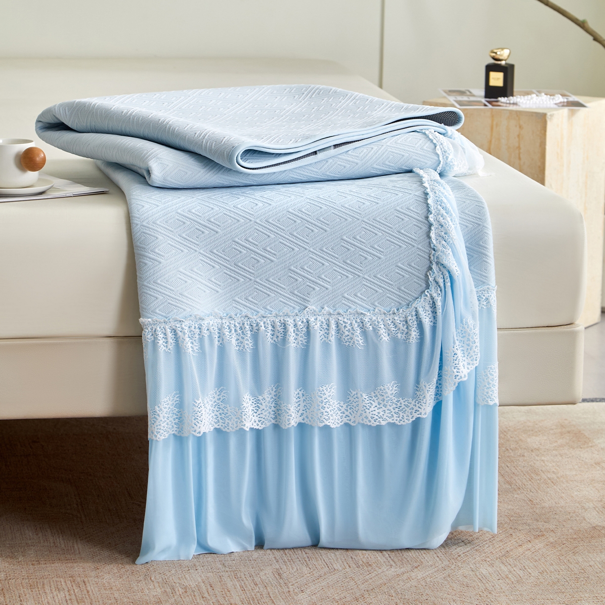 91家纺网 家纺一手货源 找家纺 航途席业 2026新款A类凉感豆豆床裙款凉席三件套-系列六 冰蓝回韵