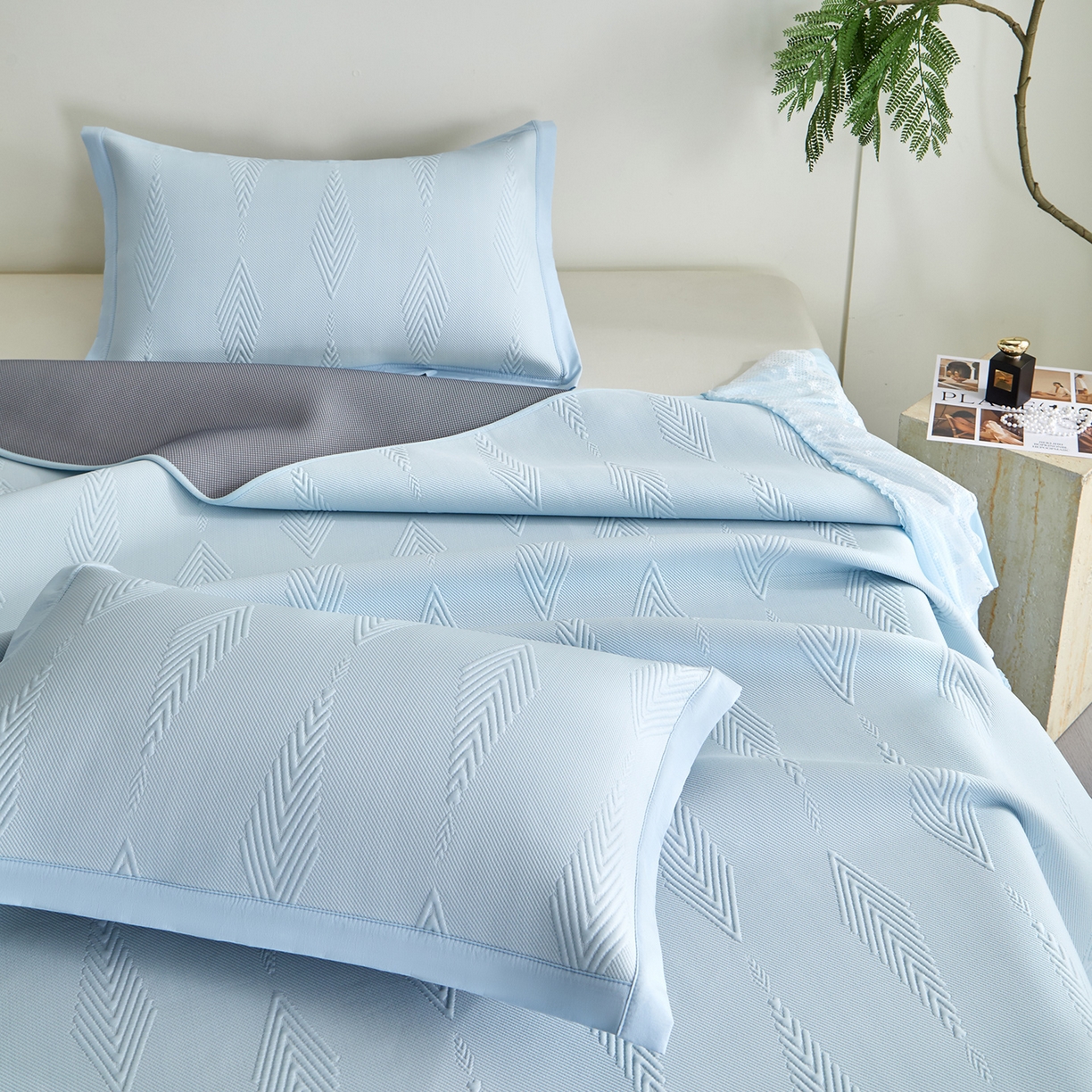 91家纺网 家纺一手货源 找家纺 航途席业 2026新款A类凉感豆豆床裙款凉席三件套-系列六 蓝纱叶羽