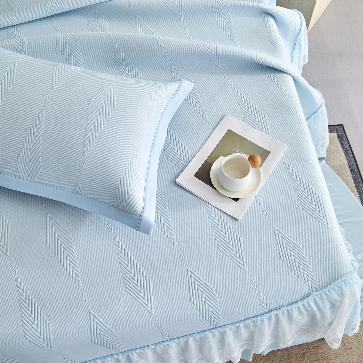 91家纺网 家纺一手货源 找家纺 航途席业 2026新款A类凉感豆豆床裙款凉席三件套-系列六 蓝纱叶羽