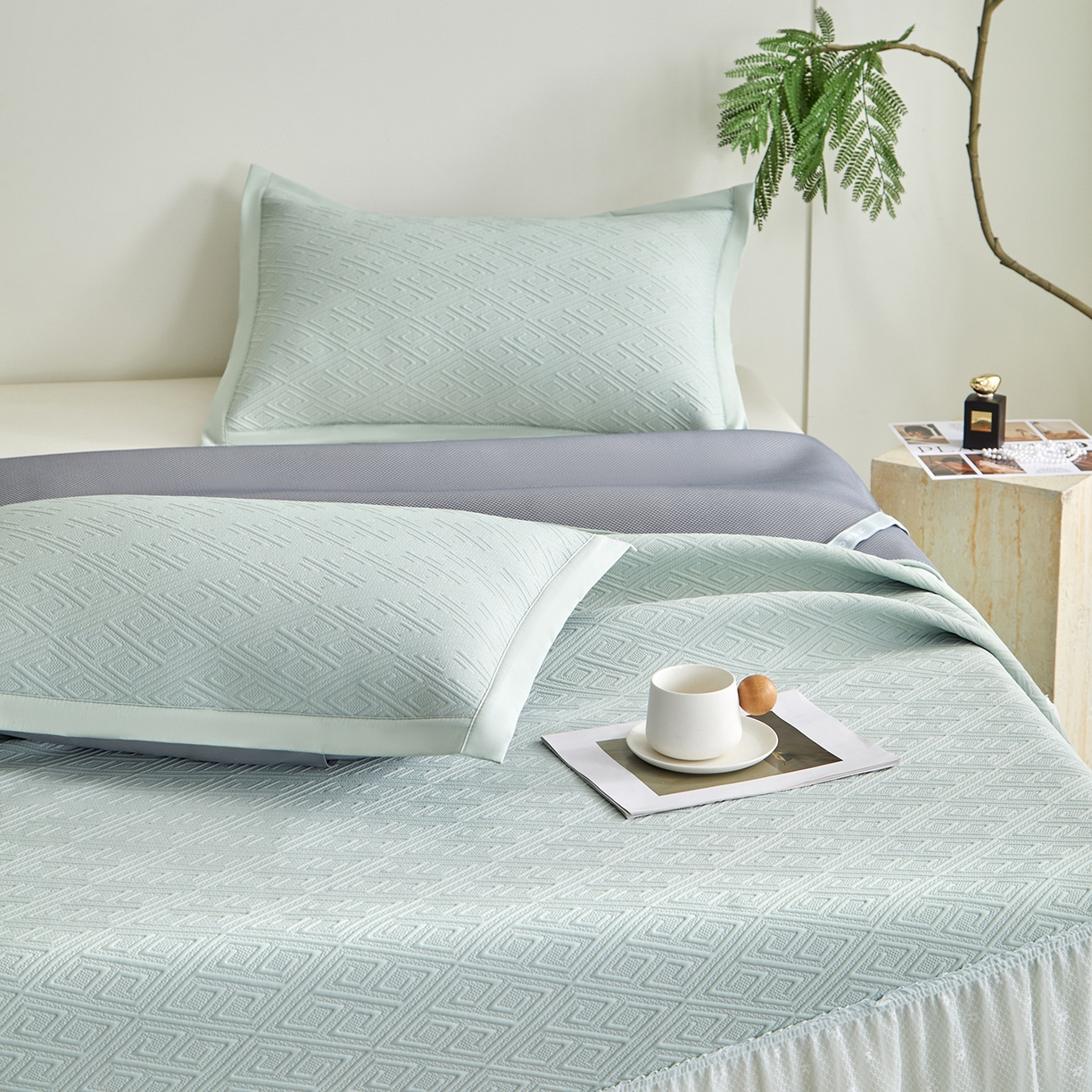 91家纺网 家纺一手货源 找家纺 航途席业 2026新款A类凉感豆豆床裙款凉席三件套-系列六 浅青回韵