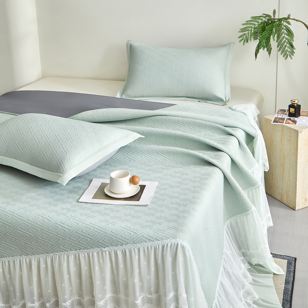 91家纺网 家纺一手货源 找家纺 航途席业 2026新款A类凉感豆豆床裙款凉席三件套-系列六 浅青回韵