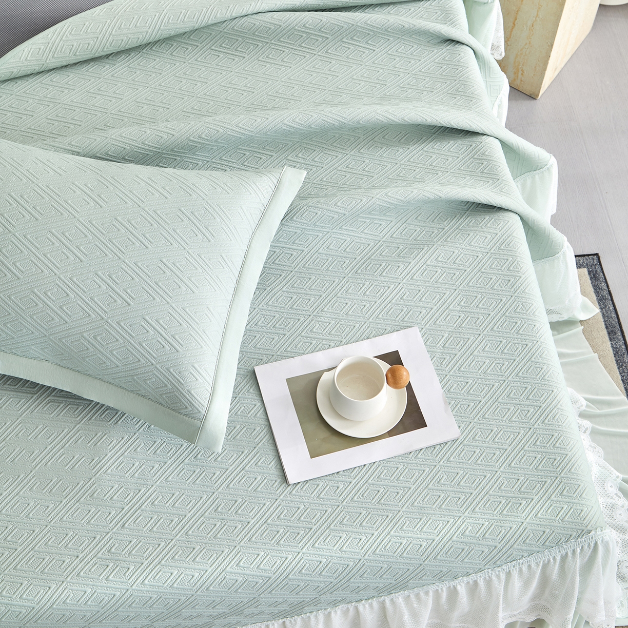 91家纺网 家纺一手货源 找家纺 航途席业 2026新款A类凉感豆豆床裙款凉席三件套-系列六 浅青回韵