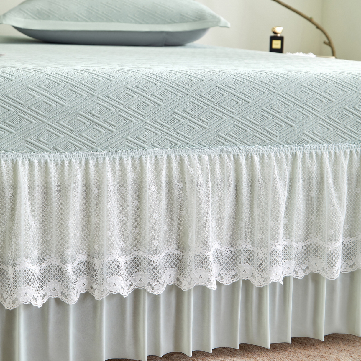 91家纺网 家纺一手货源 找家纺 航途席业 2026新款A类凉感豆豆床裙款凉席三件套-系列六 浅青回韵